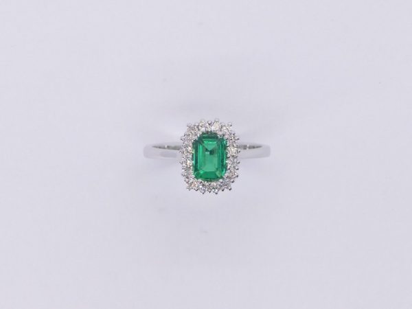 Anello classico smeraldo e diamanti