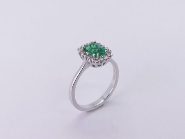 Anello classico smeraldo e diamanti - immagine 2