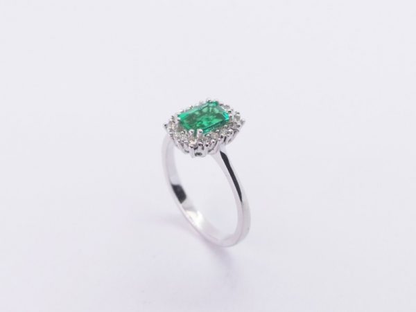 Anello classico smeraldo e diamanti - immagine 3