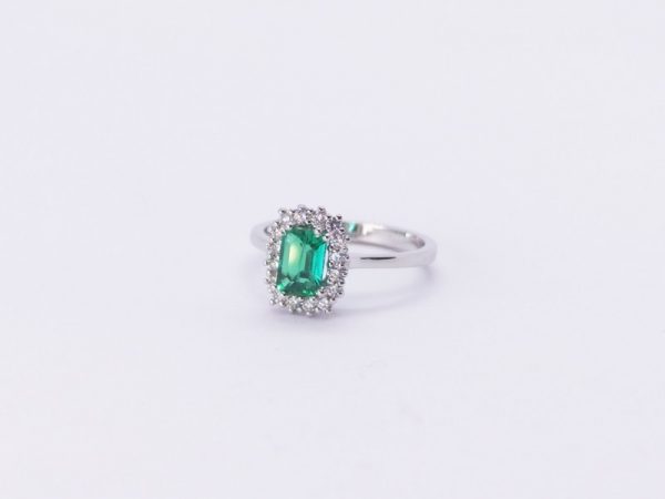 Anello classico smeraldo e diamanti - immagine 4