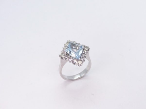 Anello acqua marina e diamanti