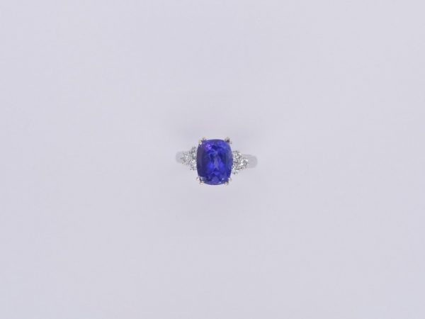 Anello Classico Tanzanite e Diamanti