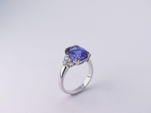 Anello Classico Tanzanite e Diamanti - immagine 2