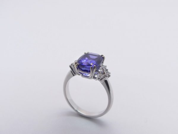 Anello Classico Tanzanite e Diamanti - immagine 3