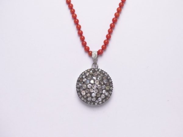 Collana con pendende in antico
