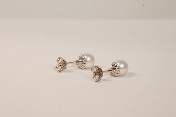 Orecchini con perle bianche