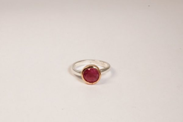 Anello in argento e bronzo con rubino