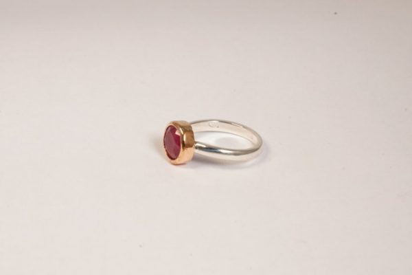 Anello in argento e bronzo con rubino