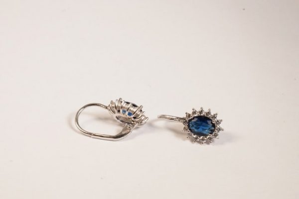 Orecchini in argento con zaffiri e contorno di zirconi