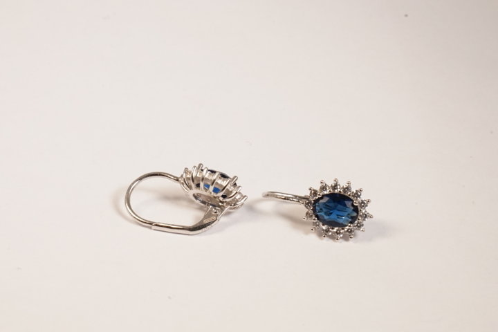 Orecchini in argento con zaffiri e contorno di zirconi