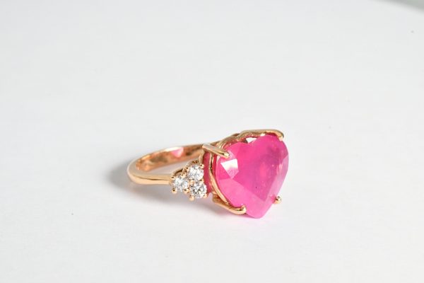 Anello con rubino a cuore e diamanti