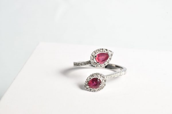 Anello contrariè di rubini a goccia e brillanti