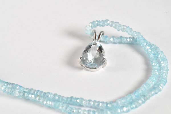 Collana con filo e goccia di acqua marina