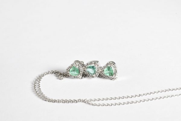Collana con tre smeraldi a cuore