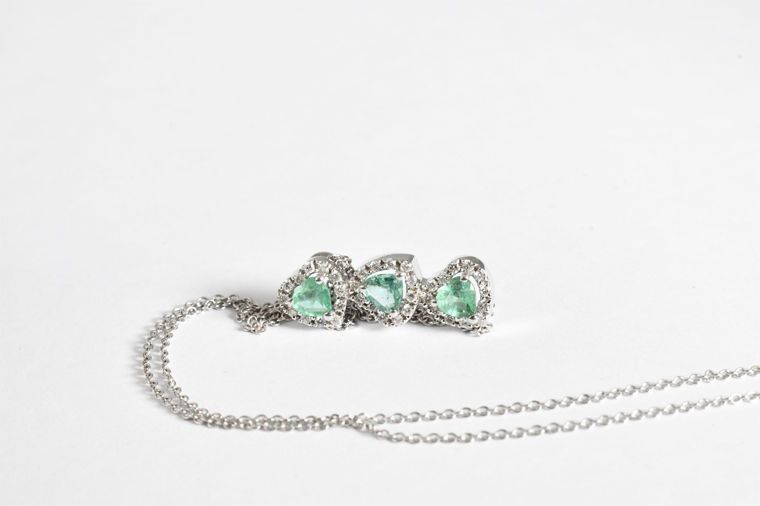 Collana con tre smeraldi a cuore