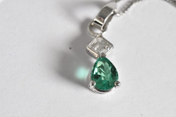 Collana con smeraldo a goccia