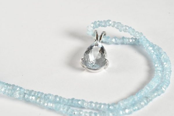 Collana con filo e goccia di acqua marina