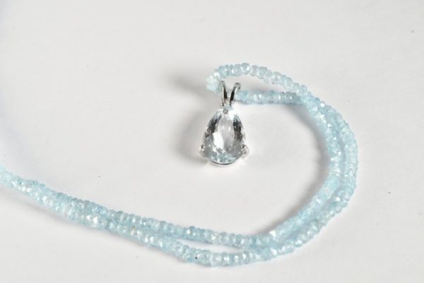 Collana con filo e goccia di acqua marina
