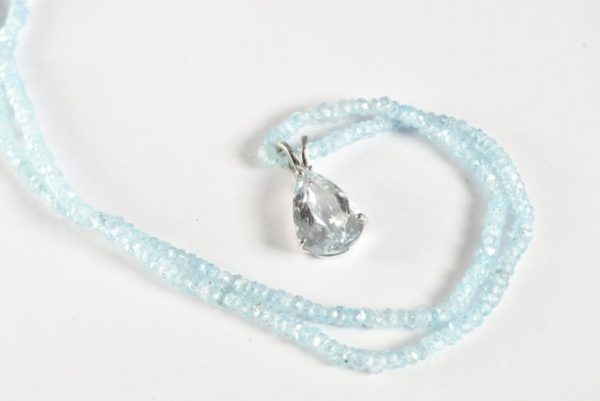 Collana con filo e goccia di acqua marina