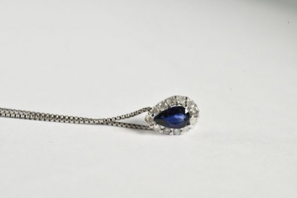 Collana con goccia di zaffiro