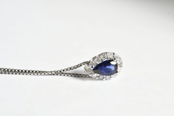 Collana con goccia di zaffiro
