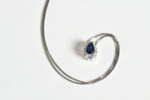Collana con goccia di zaffiro