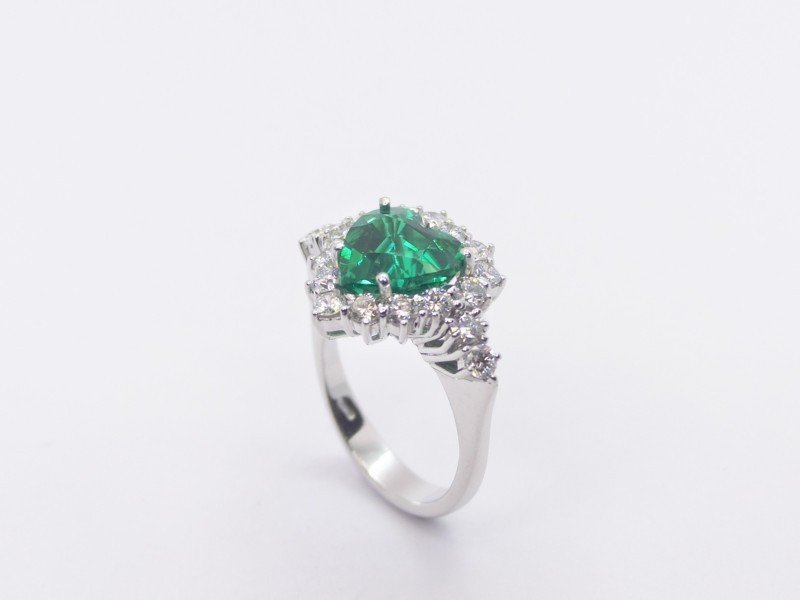 Anello cuore smeraldo e diamanti
