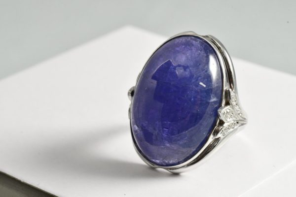 Anello Classico Tanzanite e Diamanti