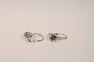 Orecchini con zaffiri a goccia e brillanti