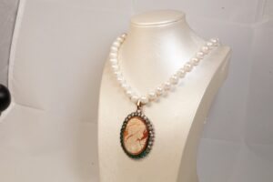 Collana di perle e cameo