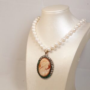 Collana di perle e cameo