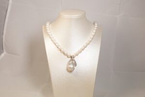 Collana di perle e pendente