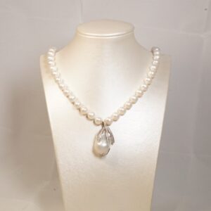 Collana di perle e pendente