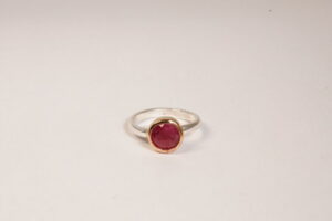 Anello in argento e bronzo con rubino