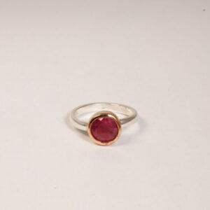 Anello in argento e bronzo con rubino