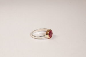 Anello in argento e bronzo con rubino