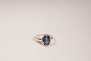 Anello in argento e bronzo con zaffiro