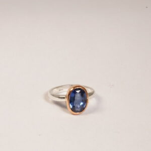 Anello in argento e bronzo con zaffiro