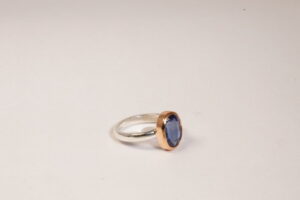 Anello in argento e bronzo con zaffiro