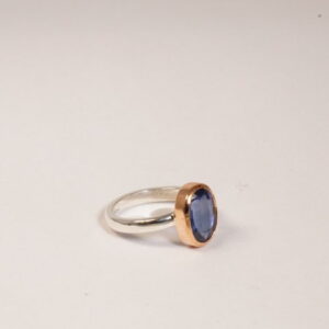 Anello in argento e bronzo con zaffiro