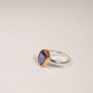 Anello in argento e bronzo con zaffiro