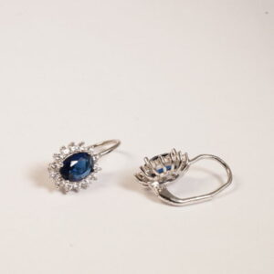 Orecchini in argento con zaffiri e contorno di zirconi