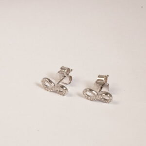 Orecchini in argento modello infinito