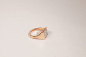 Anello Chevalier in argento con zirconi