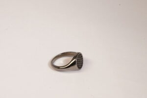 Anello Chevalier in argento con zirconi