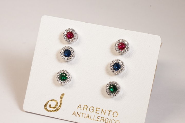 Orecchini con zirconi colorati