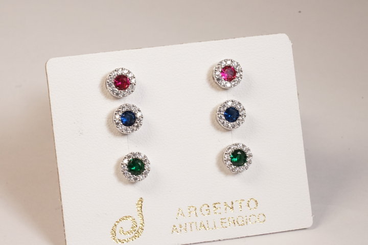 Orecchini con zirconi colorati