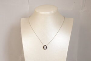 Collana con ovale e zirconi