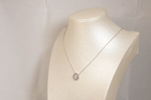 Collana con ovale e zirconi