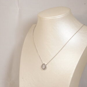 Collana con ovale e zirconi